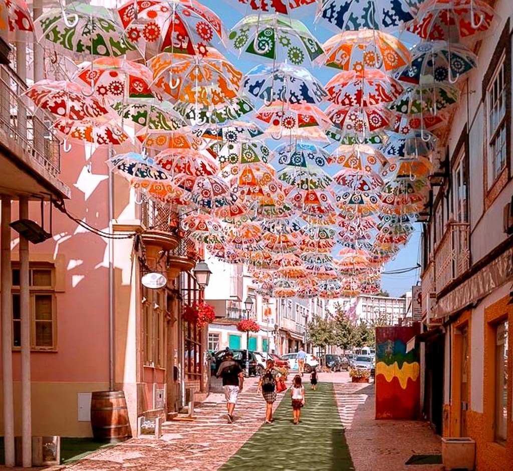 Ciel de parapluies colorés suspendus dans les rues d'un festival au Portugal
