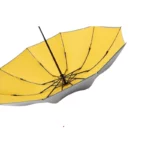 Parapluie jaune inversé avec revêtement argent titane, design élégant, durable et pratique pour une protection optimale contre la pluie.