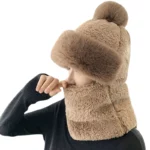 Capuche de pluie isotherme en moumoute beige, fausse fourrure stylée avec col et visière pour un look chaud et élégant.