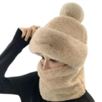 Capuche de pluie moumoute en peluche isotherme beige, femme élégante avec écharpe assortie, idéale pour chaleur et style hivernal.