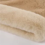 Capuche de pluie et neige hiver avec écharpe intégrée en fourrure beige douce, idéale pour un style élégant et chaleureux.