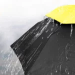 Chapeau parapluie grande taille noir et jaune, design simple ou double, idéal pour la pluie, collection tendance et pratique.