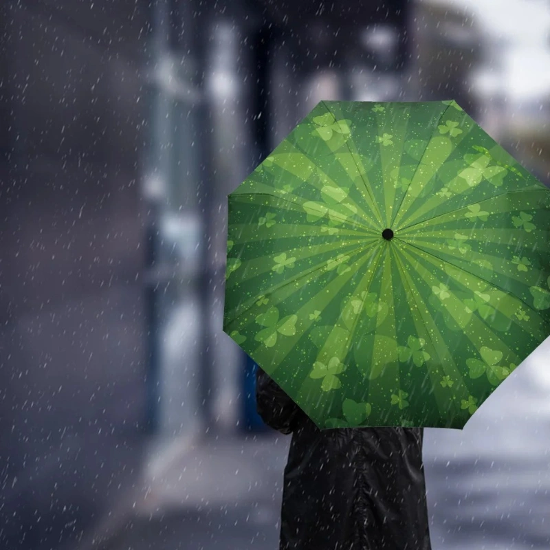 Parapluie automatique vert trèfle, élégant et pratique, parfait pour les journées pluvieuses. Accessoire de style et protection.