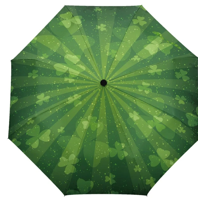 Parapluie automatique vert trèfle élégant, motifs trèfles et rayures, protection pratique et stylée sous la pluie.