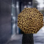 Parapluie automatique marron motif panthère, élégant et pratique, idéal pour la pluie, avec un design sauvage et raffiné.