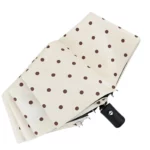 Parapluie élégant à pois marron sur fond crème, manche noir, protection anti-UV et pluie, automatique ou manuel.