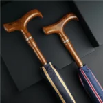 Parapluies cannes élégants avec poignées bois, motifs rayés bleus-jaunes et bleus-rouges, design raffiné parfait pour la marche.