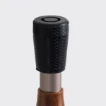 Parapluie canne de marche élégant avec LED, poignée en caoutchouc et détail en bois, design ergonomique et matériaux de qualité.