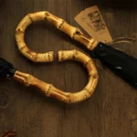 Parapluie canne avec poignée en bambou, design élégant et artisanal, idéal pour un style raffiné et intemporel.