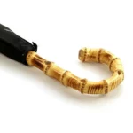 Parapluie canne avec poignée en bambou courbée, finition élégante et toile noire, parfait pour une protection stylée contre la pluie.