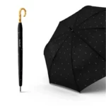 Parapluie noir élégant avec motif raffiné et poignée en bambou, parfait pour un style chic tout en restant au sec.