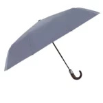 Parapluie de luxe gris avec manche en bois courbé, élégant et robuste, parfait pour rester au sec avec style en toutes saisons.