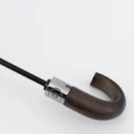 Parapluie de luxe avec manche en bois, design raffiné, détails en métal et logo Parachase, parfait pour un style élégant.