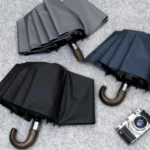 Parapluies de luxe manche en bois noir, gris, bleu - Accessoire chic, élégant et intemporel - [Collection] sur fond gris.