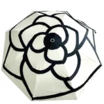Parapluie luxe noir et blanc motifs élégants, accessoire stylé et pratique pour rester chic sous la pluie. Idéal toutes occasions.