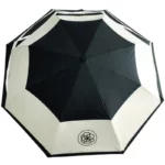 Parapluie de luxe octogonal noir et crème avec motif rose élégant, idéal pour allier style et protection contre la pluie.