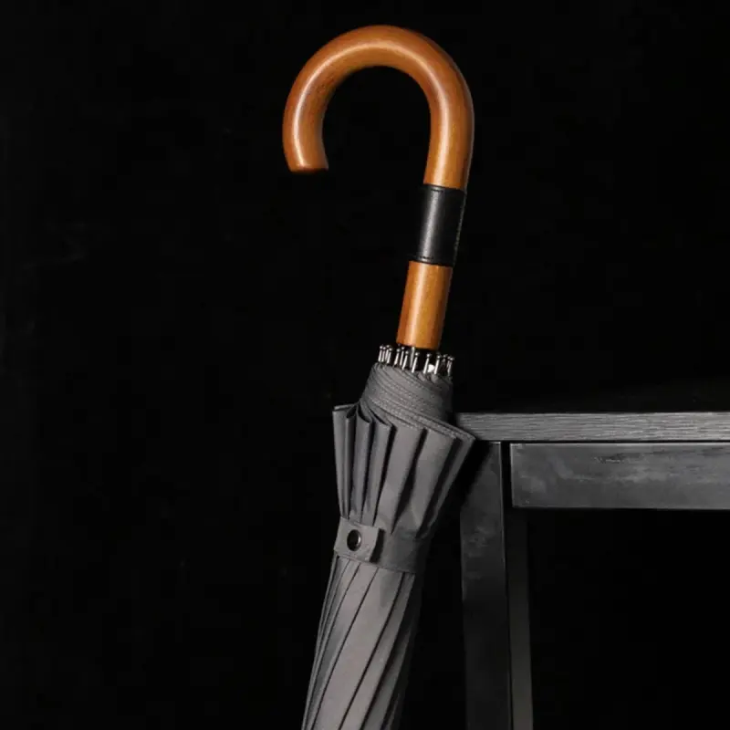 Parapluie vintage luxe gris plaid avec poignée bois élégant. Parfait mélange de style classique et protection contre la pluie.