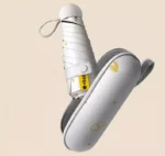 Parapluie femme cœur élégant avec motifs délicats, poignée blanche et étui stylé, idéal pour rester chic sous la pluie.