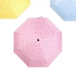 Parapluies motifs vichy colorés : rose, jaune et bleu, design élégant, protection pratique contre la pluie avec style tendance.