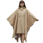 Femme portant un poncho imperméable beige avec capuche et poche, élégant et pratique, parfait pour la pluie. [Collection]
