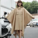 Poncho femme imperméable beige avec poche, élégant et pratique, parfait pour les journées pluvieuses en ville ou en escapade.