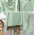 Poncho femme vert pastel, imperméable léger avec boutons et poches, style moderne, parfait pour une journée urbaine.