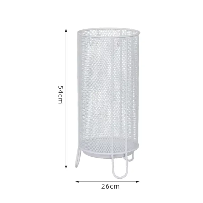 Porte-parapluie cylindrique en métal doré, design élégant et pratique, idéal pour organiser et sécher vos parapluies.