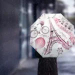 Parapluie élégant avec motifs de la Tour Eiffel et vélo à Paris, idéal pour les jours de pluie avec style et originalité.