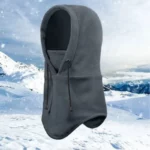 Capuche de pluie anti-froid avec cache-cou et visage, idéale pour l'hiver, en polaire grise, portée dans un décor enneigé.
