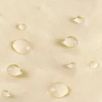 Capuche de pluie imperméable beige avec cache visage et cou molletonné, idéale par temps pluvieux pour une protection complète.