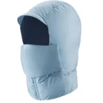 Capuche de pluie bleu clair avec masque intégré et cache-cou molletonné, idéale pour se protéger du froid et des intempéries.