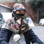 Capuche de pluie camouflage isotherme anti-UV pour homme, idéale sous la pluie en scooter, protection efficace et stylée.