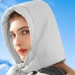 Capuche hiver molletonnée avec nœud, idéale protection pluie et neige, disponible en plusieurs collections tendance.