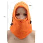 Bonnet en polaire orange avec capuche intégrale, élastique, alliant confort et protection contre le froid et l'humidité.