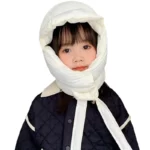 Enfant avec capuche imperméable et visière, doudoune anti froid noire, stylée et confortable, idéale pour les journées pluvieuses.