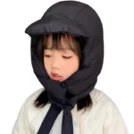 Capuche enfant pluie avec doudoune anti-froid et visière, idéale pour les temps humides, assurant confort et protection optimale.
