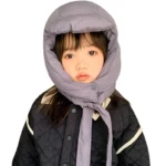 Enfant équipé d'une doudoune anti-froid avec capuche de pluie et visière, design moderne de la collection [Collection], confort optimal.