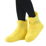 Couvre-chaussures en silicone imperméables à double rabat, pratiques et stylés pour protéger vos chaussures par temps de pluie.