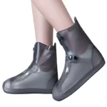 Couvre-chaussures en silicone imperméable gris, élégants et pratiques, parfaits pour protéger vos chaussures de la pluie.