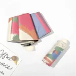 Parapluie compact pop art anti-UV, motifs colorés, ouvert avec étui assorti, design pratique et élégant pour toutes saisons.