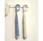 Parapluies inversés pastel bleu et blanc suspendus, design moderne et pratique, parfaits pour allier style et fonctionnalité.