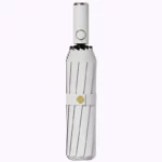 Parapluie anti retournement résistant au vent, design compact à rayures blanches, élégant et durable, parfait pour toutes saisons.