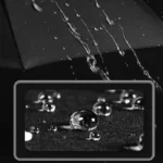 Parapluie anti retournement élégant noir sous la pluie, robuste et imperméable, parfait pour rester au sec avec style.