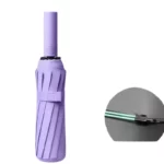 Parapluie anti retournement élégant violet, pliable et robuste, avec détails en métal, idéal pour tous les styles et saisons.