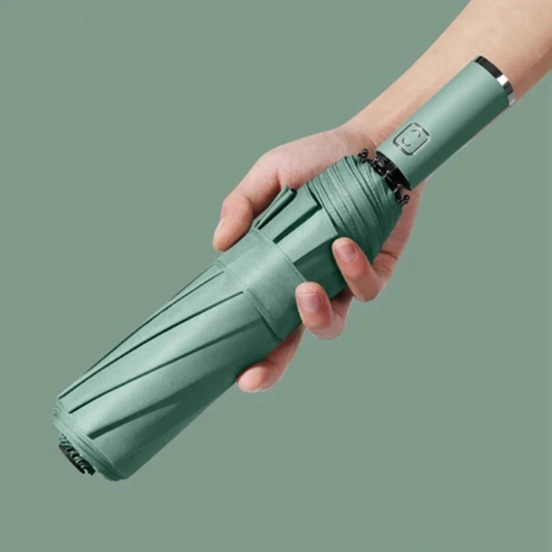 Parapluie automatique vert olive anti-UV, élégant et pratique, plié et tenu à la main, parfait pour protection solaire et pluie.