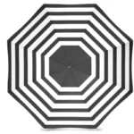 Parapluie octogonal manuel noir et blanc à rayures horizontales, design élégant, idéal pour braver la pluie avec style.