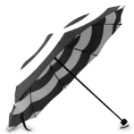 Parapluie manuel octogonal à rayures noir et blanc, design moderne, élégant et pratique pour une protection stylée contre la pluie.
