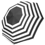 Parapluie octogonal noir et blanc à rayures, manuel et stylé, idéal pour rester au sec avec élégance sous la pluie.