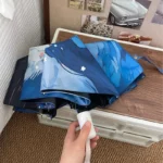 Parapluie bleu foncé automatique avec motif chat, élégant et pratique, parfait pour un usage quotidien. Disponible chez Paraluieo.