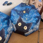 Parapluie automatique bleu avec un motif artistique de chat noir, ciel étoilé et nuages, livré avec une housse assortie.